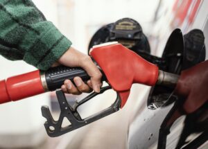 De kilometervergoeding voor werknemers is verhoogd doordat reizen met de auto steeds duurder wordt, onder andere door hogere brandstofkosten
