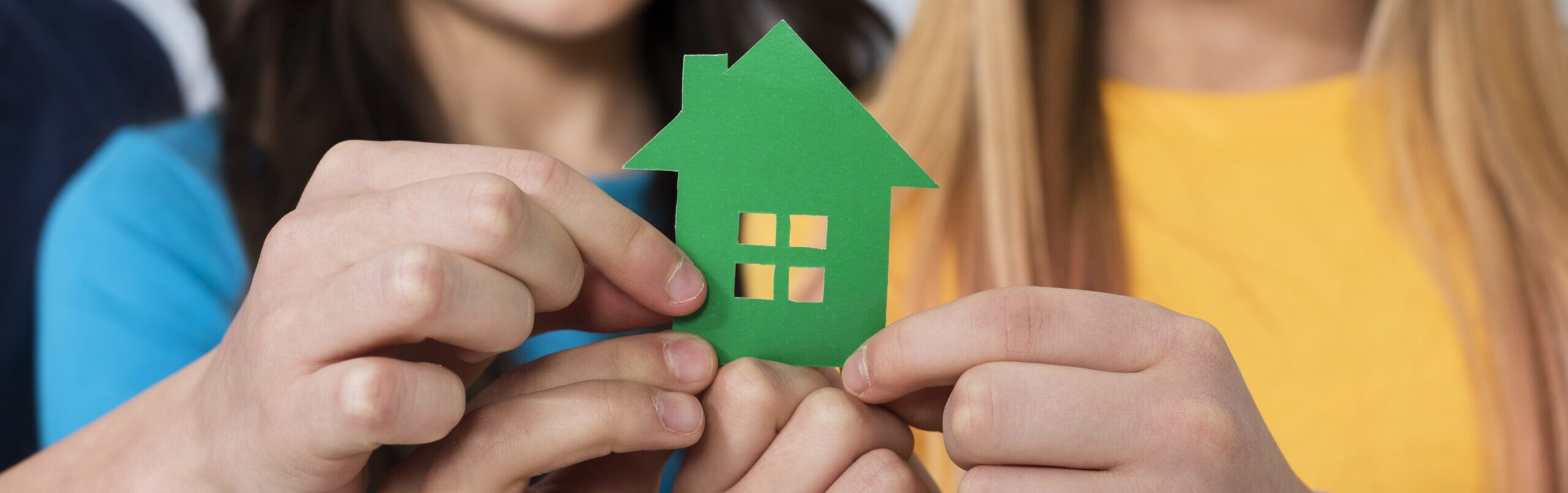 Samenwonen met familie? Zo voorkom je financiële en juridische kopzorgen – Gastblog KWEKA